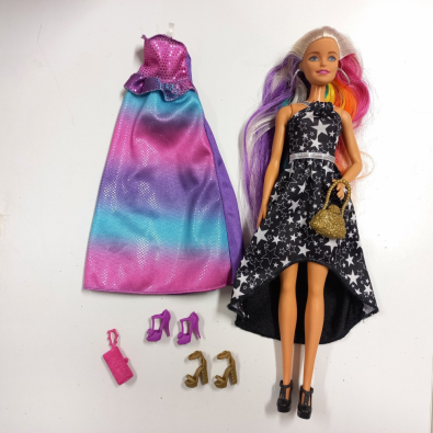 Bambolina Barbie Capelli Arcobaleno Con 2 Abiti  E Set Scarpe  