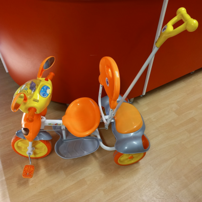 Triciclo Con Maniglione Scooter Arancio E Giallo  