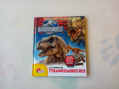 Alla scoperta del T-rex. Jurassic world. Ediz. illustrata. Con gadget - 
