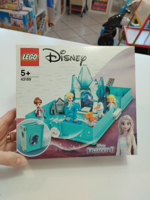 LEGO Disney 43189 Elsa e le Avventure Fiabesche del Nokk, Libro Apribile e Portatile  
