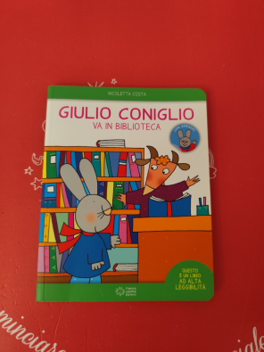 Giulio Coniglio va in biblioteca. Con adesivi. Ediz. a colori - Costa Nicoletta