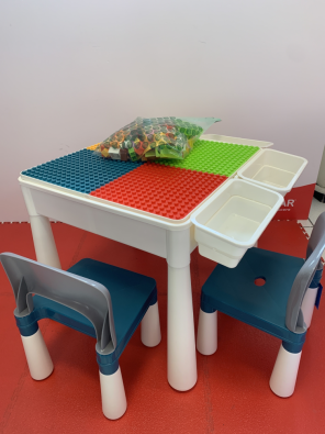 Tavolino + 2 Sedie Plastica X Attività Fai Da Te Compatibile Lego DUPLO + Mattoncini Misti  