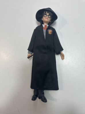Harry Potter Personaggio Harry con Uniforme di Hogwarts e BACCHETTA  