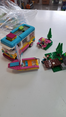 LEGO Friends Camper Van nel bosco con barca a vela 41681  